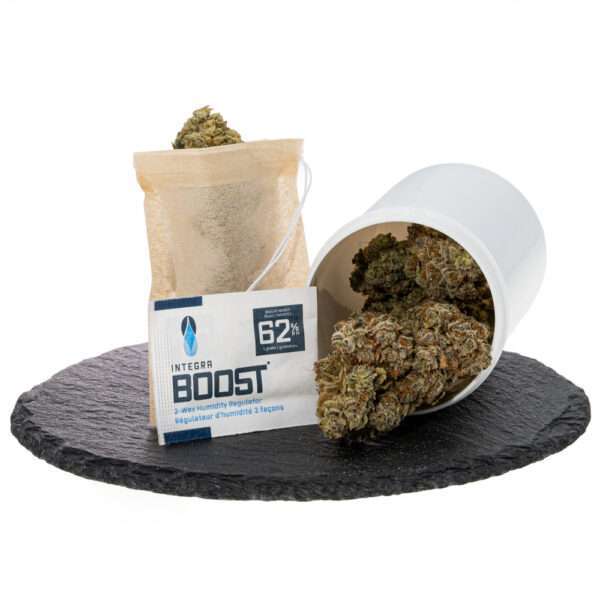 Cbd premium silver pearl buds mit integra boost auf schwarzen Stein präsentiert