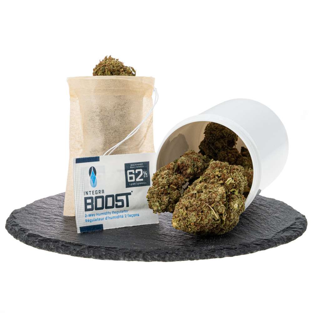 Cbd Premium strawberry Buds in Dose mit Integra Boost auf schwarzen Stein