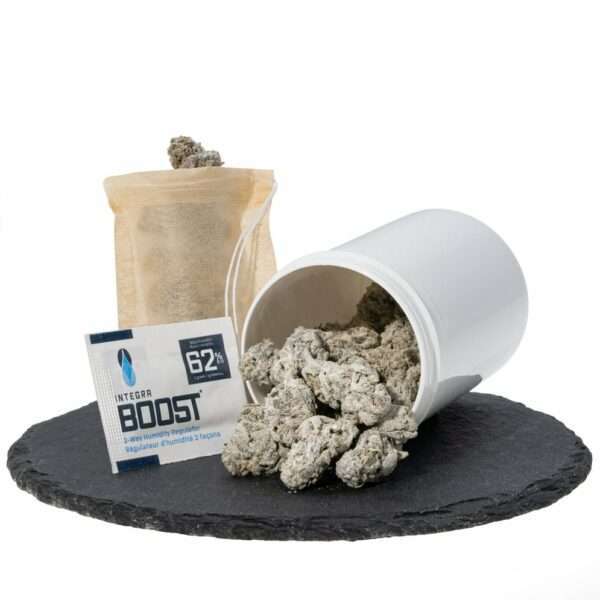 Cbd ice rocks pineapple mit integra Boost auf schwarzen Stein